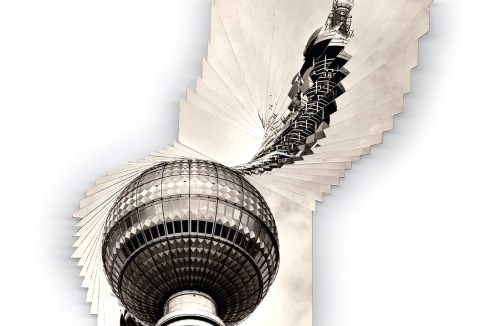 Eine Ansichtspostkarte des Berliner Fernsehturms: zerschnitten und kaleidoskopartig wieder zusammen gesetzt.<br />