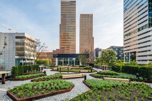 Das Gebäude liegt auf dem Platz Gustav Mahlerplein im Finanzviertel der Stadt.<br />