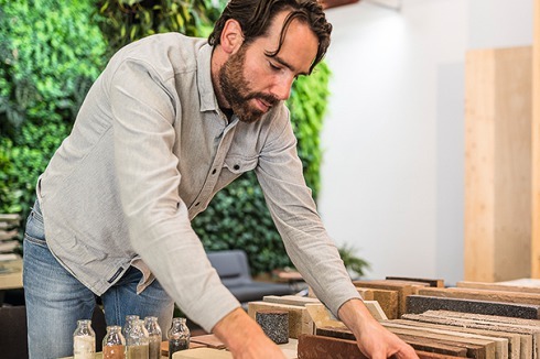Ward Massa mit einer Auswahl der WasteBasedBricks.<br />