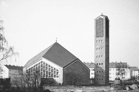 Die Corvinuskirche in Hannover-Stöcken kurz nach Fertigstellung 1962<br />