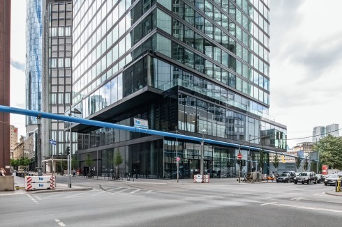 An der Kreuzung Neue Mainzer Straße/Große Gallus­straße. Deutlich erkennbar: die auskragenden Ober­geschosse des Omniturms.<br />