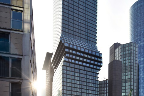 Mit Hüftschwung: Blick entlang der Großen Gallus­straße auf den Omniturm. Hinter dem Bauzaun ent­stehen die vier Hochhäuser Four Frankfurt des Entwicklers Groß &amp; Partner, entworfen von UNStudio und realisiert von HPP Architekten.<br />
