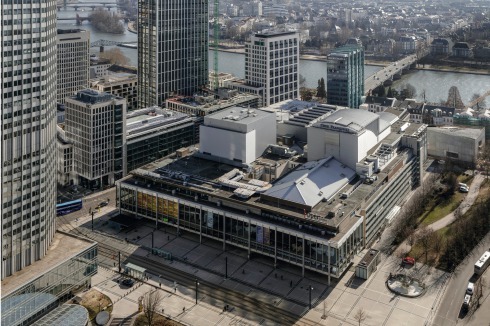 Blick von Norden auf die seit 1963 bestehende Doppelanlage der Städtischen Bühnen mit Opernhaus (links), Schauspiel­haus (rechts) und dem gemeinsamen gläsernen Foyer am Willy-Brandt-Platz.<br />