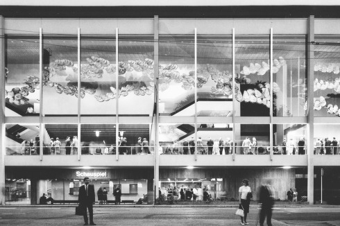 Das von Otto Apel/ABB zur Doppelanlage erweiterte Haus in der Zeit nach der Eröffnung 1963. Die aktuelle Diskussion um den Denkmalwert des Gebäudes macht sich vor allem am sogenannten Wolkenfoyer mit der Deckenskulptur des ungarischen Künstlers Zoltán Kemény fest.<br />