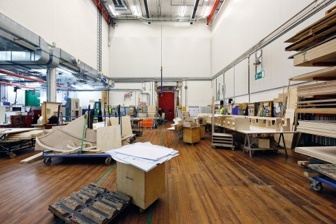 ... zugänglichen Teilen wie den Sälen von Schauspielhaus und Oper als vielmehr in den Arbeitsräumen der rund 1200 Mitarbeiter wie Werkstätten, Probenräumen oder Orchestergraben.<br />