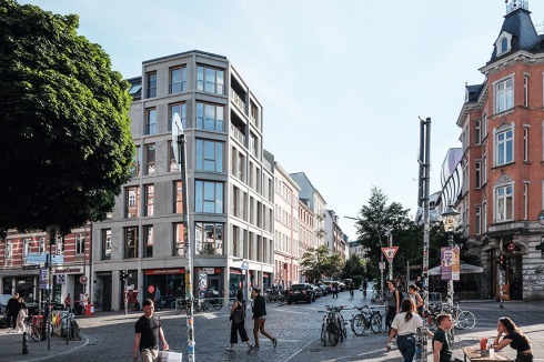 Der Neubau nimmt die Raumkanten der gegenüberliegenden Bauten an der Kreuzung Schulterblatt, Julius- und Susannenstraße auf.<br />
