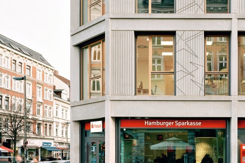 Eichenholz und Beton: Der Neubau begegnet dem einstigen Arbeiterviertel minimalistisch und mit Gestaltungsanspruch. Die Muster auf der Fassade sind eine Anlehnung an die Streetart.<span class="OffWhite"></span><br />