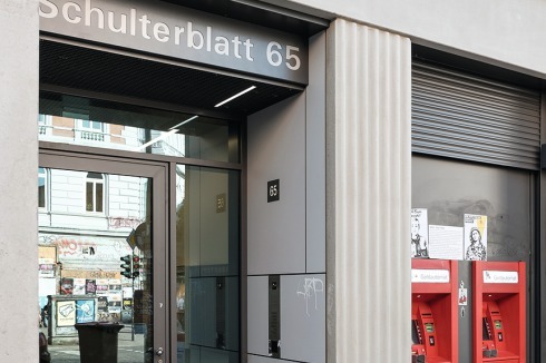 Außen bleibt kaum Fläche zur Aneignung – ein Fleckchen zum Taggen findet sich aber immer.<br />