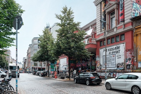 Nur wenige Meter entfernt trotzt die Rote Flora den Veränderungen im Stadtteil.<br />