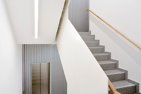 Auch das Treppenhaus ist mit Holzläufen und Alu­minumblechen hochwertig ausgestattet.<br />