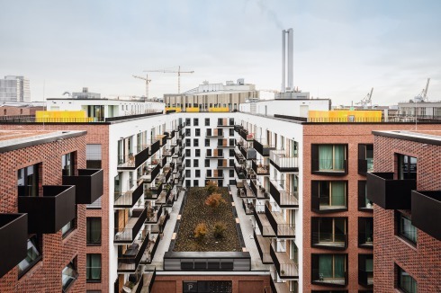 Das Innere des „großen U“ ist weiß, um bessere Lichtverhältnisse zu ermöglichen. Auf Erdgeschossniveau befindet sich im Kern Mieterkeller und eine Fahrradgarage.<br />