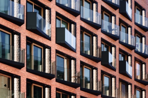 Die Fenster der Apartments, die zur Westseite an der Straße „Am Sandtorpark“ liegen, sind Spezialanfertigungen. Ein Lüftungsflügel neben dem Schiebeelement bietet auch bei geöffneter Klappe Schutz vor dem Lärm des Schifffahrtbetriebs.<br />