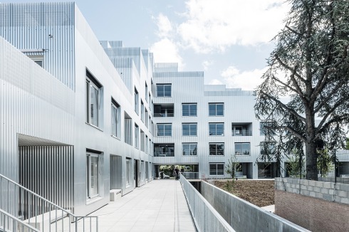 Das Projekt „Unité(s)“ realisierte Delhay für die Wohnungsbaugesellschaft Grand Dijon Habitat. Zu jeder Wohnung gehört ein Außenbereich, je nach Lage als Terrasse, Loggia oder privater Zugang ausgeführt.<br />