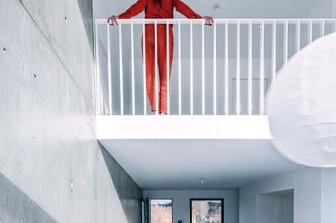 Oben von links nach rechts: Grundriss einer Wohnung im Riegel, im großzügigeren Kopfbau und in der Reihenhausspange. Die Grund­fläche des Hauptraums variiert.<br />