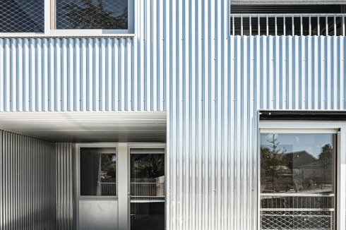 Die partiell gelochte Aluminiumfassade ist auffällig.<br />