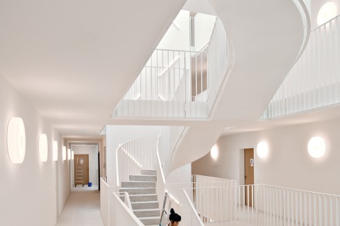 Ungewöhnlich im Berliner Wohnungsbau ist die haushohe, hotelartige Halle.<br />