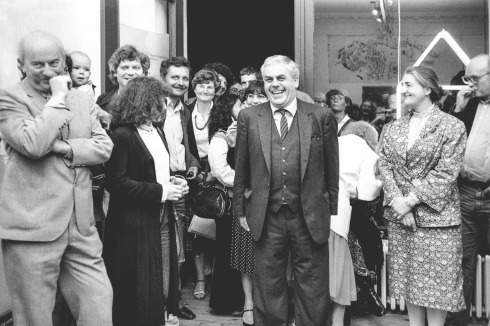 <span class="Bold">1980</span> Eröffnungsausstellung „Peter und Alison Smithson. Hauptstadt-Berlin-Projekt 1957“. Von links: Peter Smithson, Dietmar Grötzebach, Stefan Wewerka, Alisson Smithson.<br />