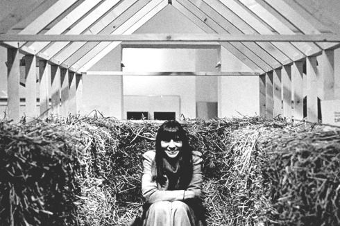 <span class="Bold">1981</span> Kristin Feireiss in der Installation „Strohhaus“ von Hans Dieter Schaal.<br />