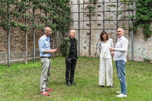 Bauwelt-Redakteure Jan Friedrich und Kaye Geipel mit Kristin Feireiss und Hans-Jürgen Commerell (v.l.n.r.) im Aedes-Garten am Pfefferberg in Berlin-Prenzlauer Berg.<br />