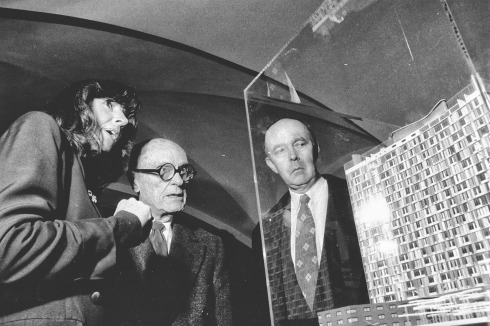 <span class="Bold">1992</span> Kristin Feireiss mit Philip Johnson und David Whitney.<br />