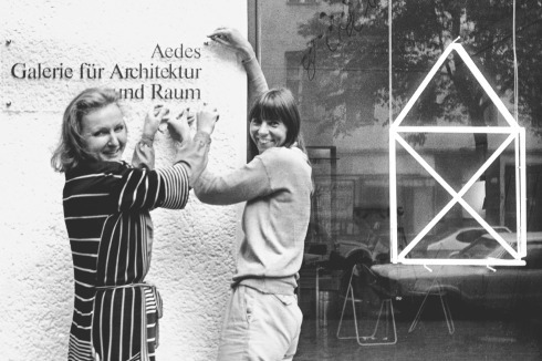 <span class="Bold">1980</span> Kristin Feireiss und Helga Retzer eröffnen „Aedes. Galerie für Architektur und Raum“ in der Grolmanstraße 51 in Berlin-Charlottenburg.<br />