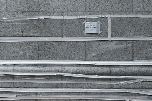 Eine mit Folie überklebte Mauer in Hongkong, die wohl nicht robust gegenüber Protest-Graffiti ist.<br />