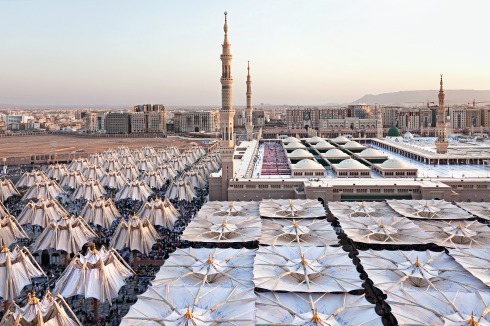 Die Sonnenschirme in Medina bieten Schatten an heißen Tagen. In der Nacht falten sie sich zusammen und ermöglichen natürliche Ventilation.