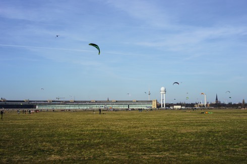 Heiß am Tag, kühl in der Nacht: Aufgrund seiner Größe, der runden Form und der niederen Vegetation kann kalte Luft über dem Tempelhofer Feld zirkulieren.<span class="OffWhite"></span><br />