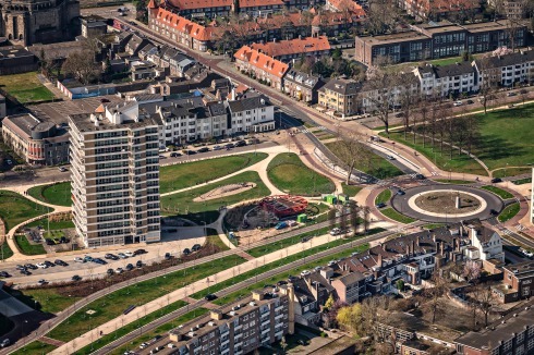 Kreisel in der Mitte der Park­allee, März 2020. Das Hochhaus des Architekten Bernard Bijvoet ist auch auf den kleinen Fotos zu sehen.<br />