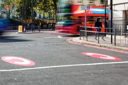 Wer in London die mit einem „C“ markierte Central Zone mit dem Auto befahren will, muss seit 2003 eine Tagesgebühr zahlen. Diese liegt für einen Werktag zwi-schen 7 und 18 Uhr bei über 10 Pfund.<br />