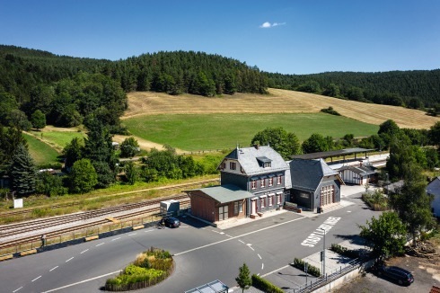 Das Schwarzatal liegt am Nordrand des Thüringer Schiefergebirges und gehört zum Naturpark „Thü­ringer Wald“. Der Bahnhof in Rottenbach ist Ausgangspunkt für viele Wanderer, die die Region erkunden wollen.<br /><br />