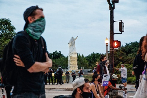 Verhüllte Columbus-Statue im Grant Park. Chicagos Bürgermeisterin Lightfoot ließ die Statue entfernen.<br />