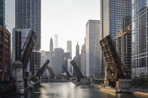 Kein Exkurs ins Mittelalter - vielmehr waren hochgezogene Brücken in diesem Sommer ein Mittel, die Unruhen dem Stadtzentrum von Chicago fernzuhalten.<br />