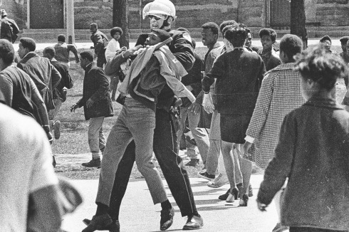 Polizist nimmt einen Schüler der South Side in den Würgegriff, ca. 1975.<br />