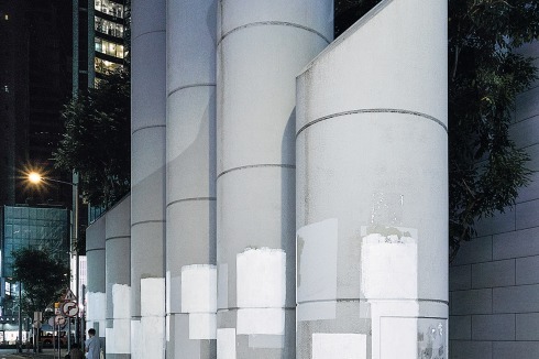 Der in Hongkong lebende Fotograf und Autor Hans Leo Maes schreibt in der <a href="https://www.bauwelt.de/rubriken/betrifft/Hier-gibt-es-nichts-zu-sehen-Graffiti-Protest-Hongkong-Zensur-Uebermalung-Censorship-Rainbow-Movement-3570188.html" target="_blank" >Stadtbauwelt 19.2020</a>: "So wurde der Guerillakrieg zwischen den Protestierenden mit ihren Spraydosen ...<br />