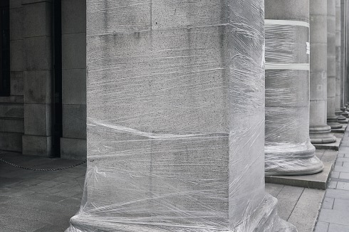 Verhüllt: Damit die Botschaften möglichst nur kurz zu lesen sind. Das Gebäude der Justiz­behörde wurde vorsorglich eingepackt.<br />