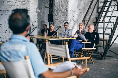 <span class="Bold">Die Veranstaltung der Architekturstiftung Österreich fand Anfang September in einer ehemaligen Indus­triehalle statt. Die vier Orga­nisatoren Giulia Decorti, Christian Kühn, Harald Trapp und Peter Lorenz (von links nach rechts).</span><br />