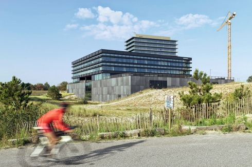 Die künstlichen Dünen dienen nicht nur der landschaftlichen Einbettung des neuen Stadtviertels in Almere, sondern auch dem Hochwasserschutz.<br />