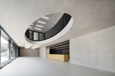 Das Foyer zum Urbansplatz mit Garderobe und elliptischer Deckenöffnung.<br />