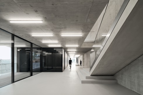 Die Architekten nennen die durchlaufende Haupterschließungsachse Magis­trale. Sie führt durch das Gebäude mit geschossweise angeordneten Treppenläufen. Schiebetüren öffnen sich zu den Loggien.<br />