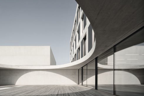 Das große offene Rund des Patios öffnet sich zum Speisesaal des Internats.Im Hintergrund der ober-<br />ste Block der vier kleineren Ballettsäle.<span class="OffWhite"></span><br />