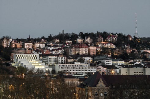 Das Gebäude treppt sich mit fünf Blöcken am Hang ab. Den oberen Abschluss bildet der Gebäuderiegel mit dem Internat.<br />