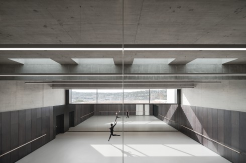 Einer der vier großen mittigen Ballettsäle mit Spiegel, Fensterband und Oberlicht.<br />