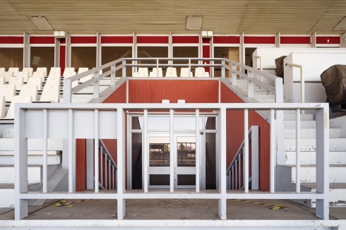 Nicht die Farbe der Tribüne markiert das auch „Cantian“ genannte Stadion als wichtigen Vertreter der Ostmoderne. Die sportlichsozialistische Baugeschichte an der Grenze zum Westen begann zehn Jahre vor Mauerbau.<br />