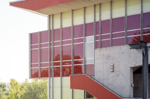 Das an der Unterseite weißverschalte Dach der Tribüne verjüngt und erhebt sich zum Stadioninnern. Es scheint über den Fenstern der VIPLounge zu schweben.<br />