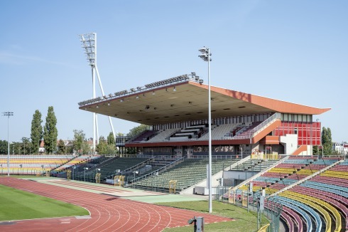 Das Stadion im Berliner Friedrich-Ludwig-Jahn-Sportpark wurde 1950/51 nach Plänen des Architekten Rudolf Ortner erbaut und 1986/87 um eine Tribüne ergänzt.<br />
