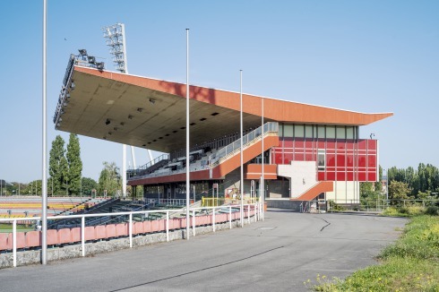 Mehr zum Friedrich-Ludwig-Jahn-Sportpark und dem geplanten Abriss in Frank Peter Jägers Artikel "Die unwertbaren Jahre" in der kommenden Bauwelt 21.20 <br />
