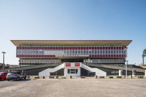 Die Ostfassade der Tribüne des Jahnstadions: Über die sogenannte „Mielke-Rampe“ konnten Funktionäre mit ihren Volvos und Wolgas direkt vor die VIP-Lounge im Obergeschoss rollen.<br />