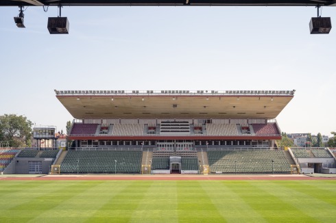 Die Tribüne soll, wie das gesamte Stadion und das umgebende Sportgelände, einem „Inklusionssportpark“ weichen. Ob der barrierearme Umbau tatsächlich unmöglich ist, scheint nicht hinreichend eruiert.<br />