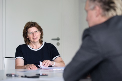 <strong>Heike Zettwitz</strong> (links) geb. 1965. Studium der Geografie an der MLU in Halle/Saale. 2005–2015 Sächsische Staatskanzlei Dresden. 2016–2019 Dezernentin im Landratsamt Görlitz. Seit 2019 Bei- geordnete/Dezernentin für Verkehr, Bauwesen und Umwelt Landkreis Dahme-Spreewald<br />